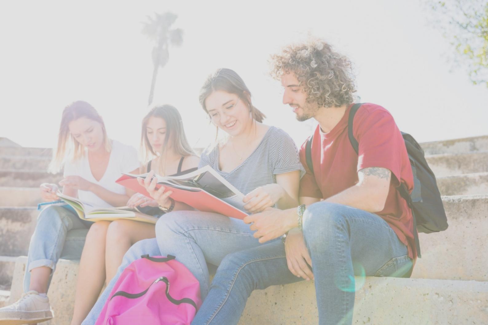 Equipo trabajando en educación financiera